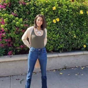 Meet your Posher, Mona